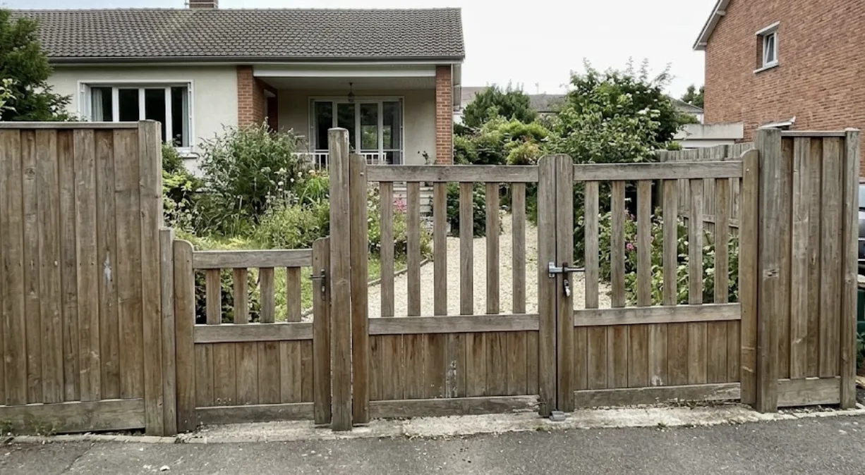 Portail en bois à l'entrée d'un jardin de pavillon à Chatou